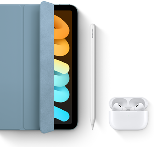 ภาพแสดง iPad mini ที่ใช้งานร่วมกับ Smart Folio, Apple Pencil Pro และ AirPods Pro